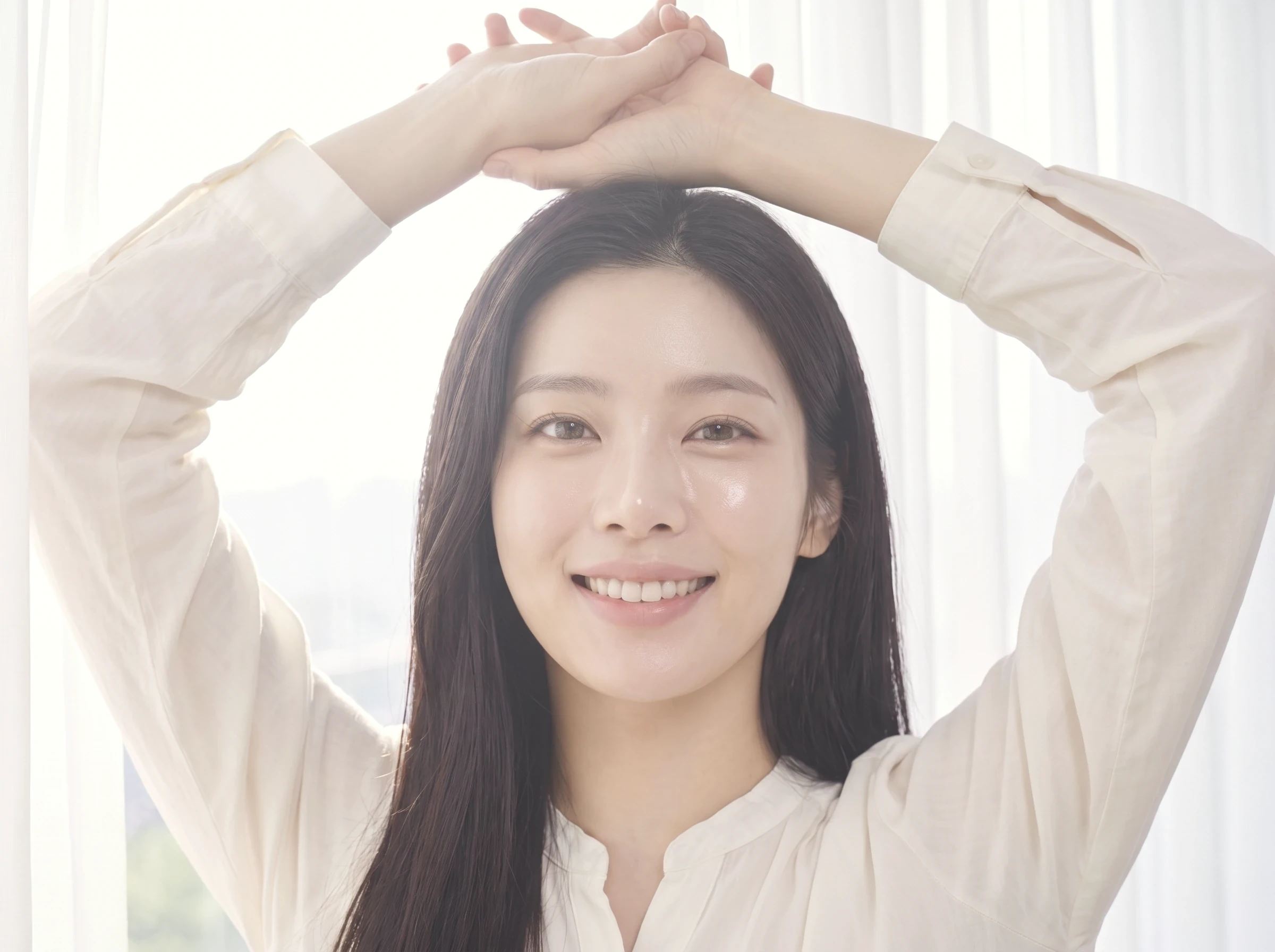 흰 커튼 앞에서 두 손을 머리 위에 올리고 웃는 여성