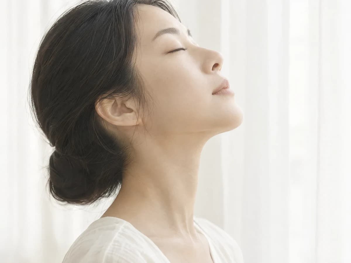 빛 쪽으로 고개를 들어 보이는 턱 아래 선 사진