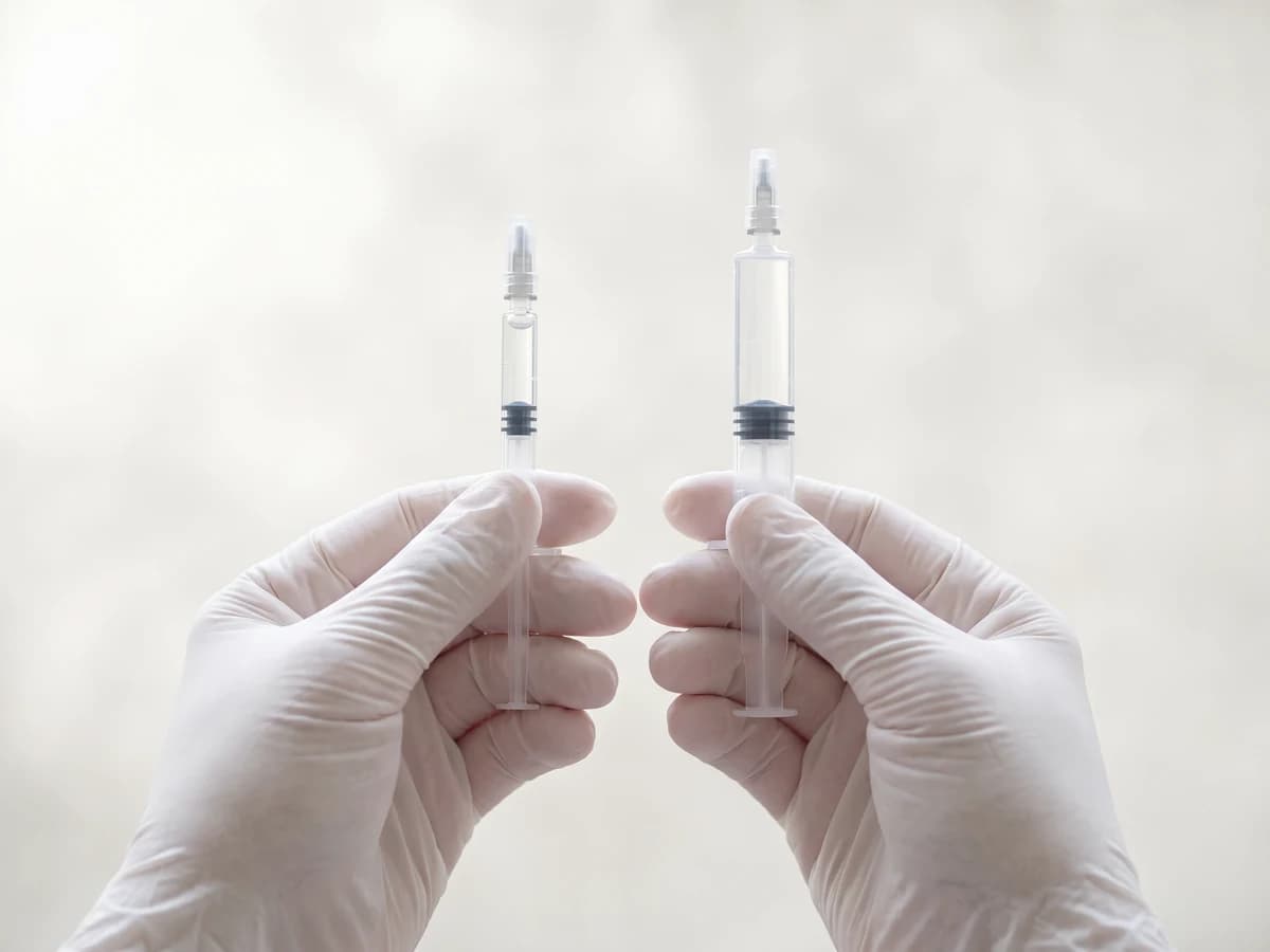 작은 주사기와 큰 주사기를 나란히 든 사진
