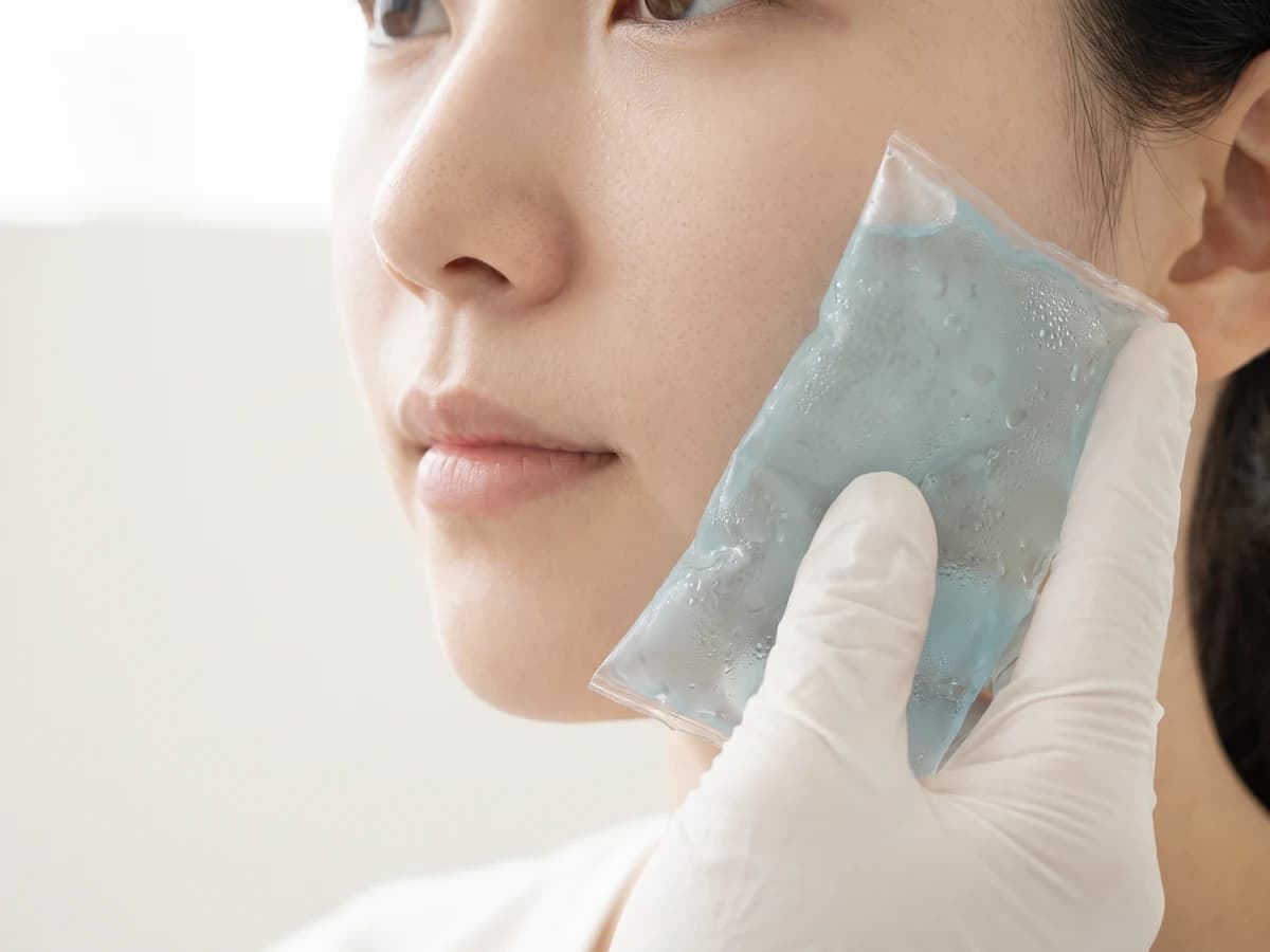 볼에 차가운 젤 패드를 댄 사진