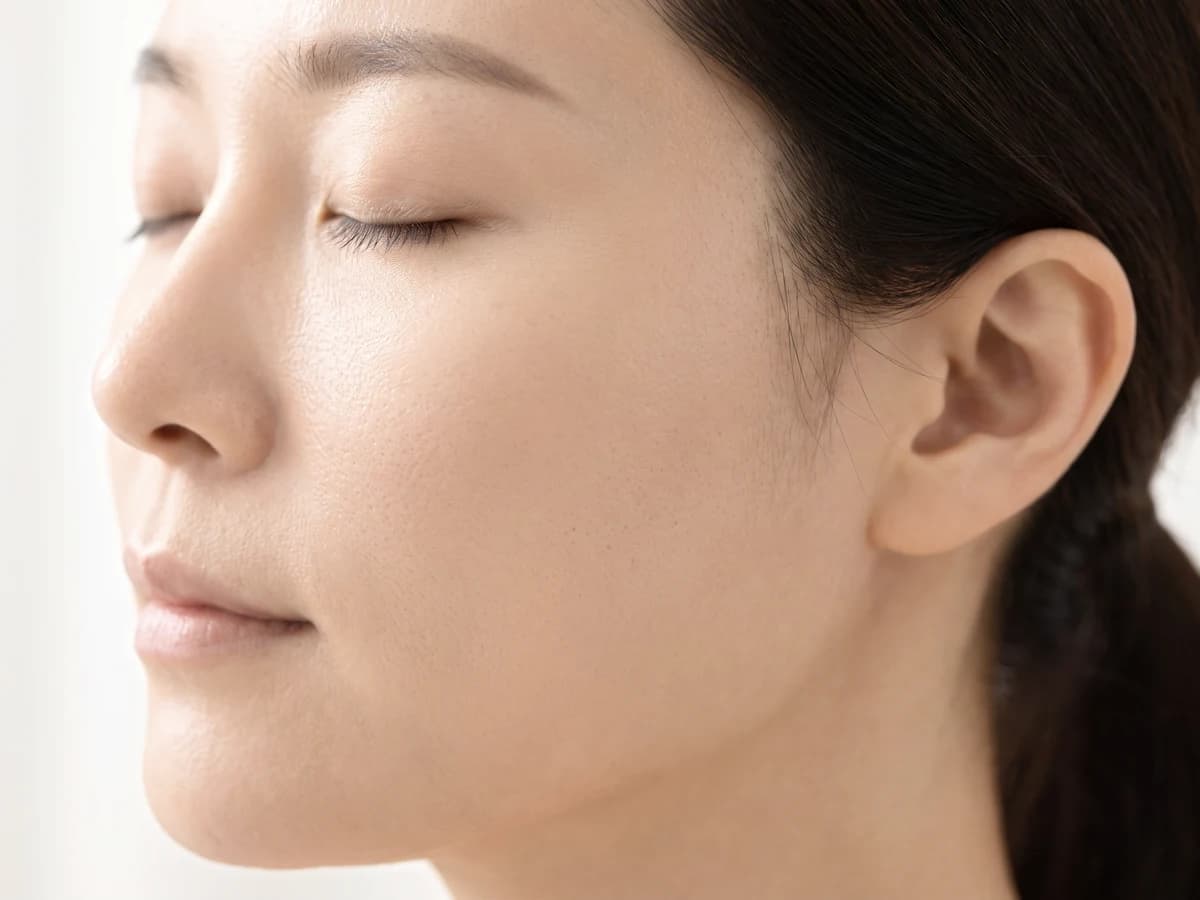 관자에서 볼로 이어지는 옆얼굴 윤곽을 가까이 본 사진