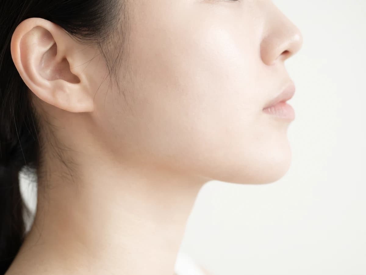 귀에서 턱까지 보이는 옆얼굴 아래쪽 사진