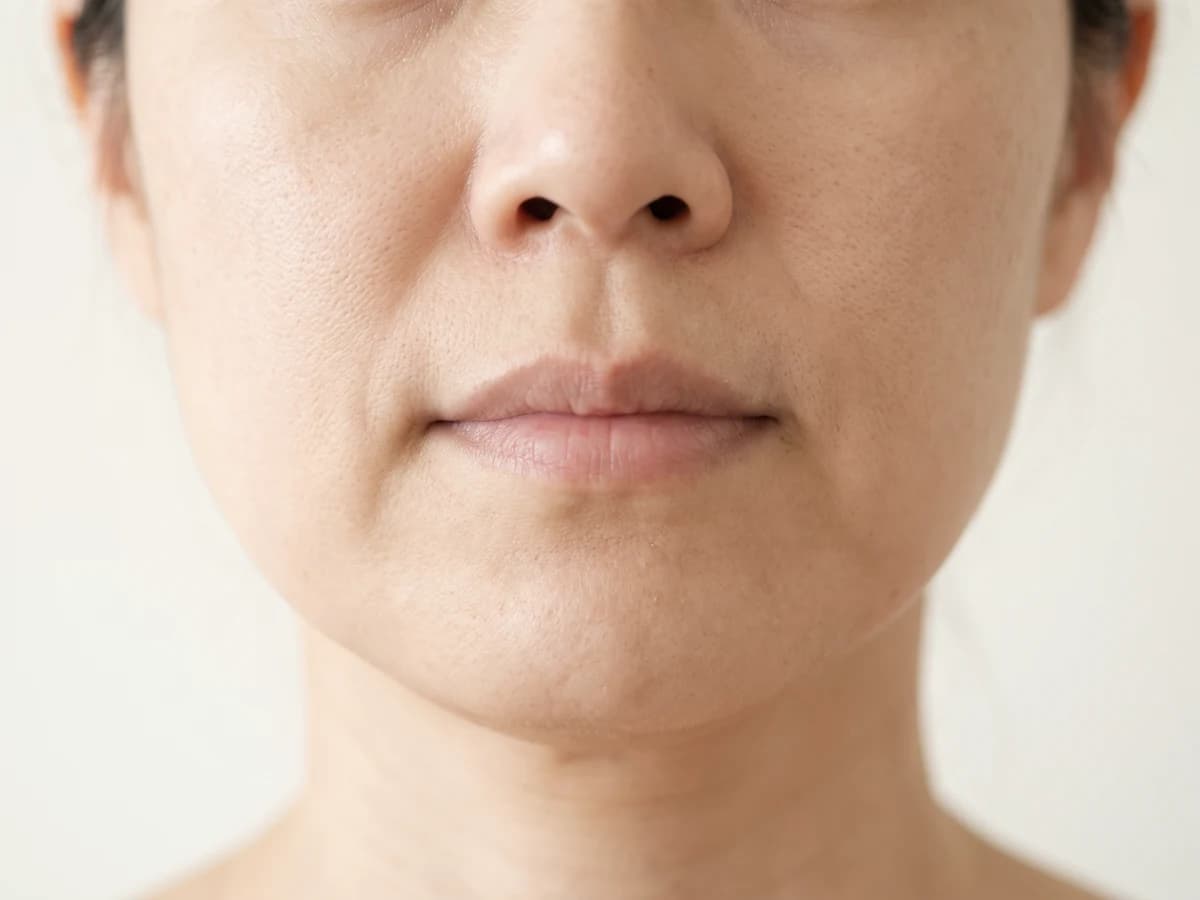 입가 양옆과 턱선을 따라 볼이 조금 내려앉은 얼굴 아래쪽 정면 사진