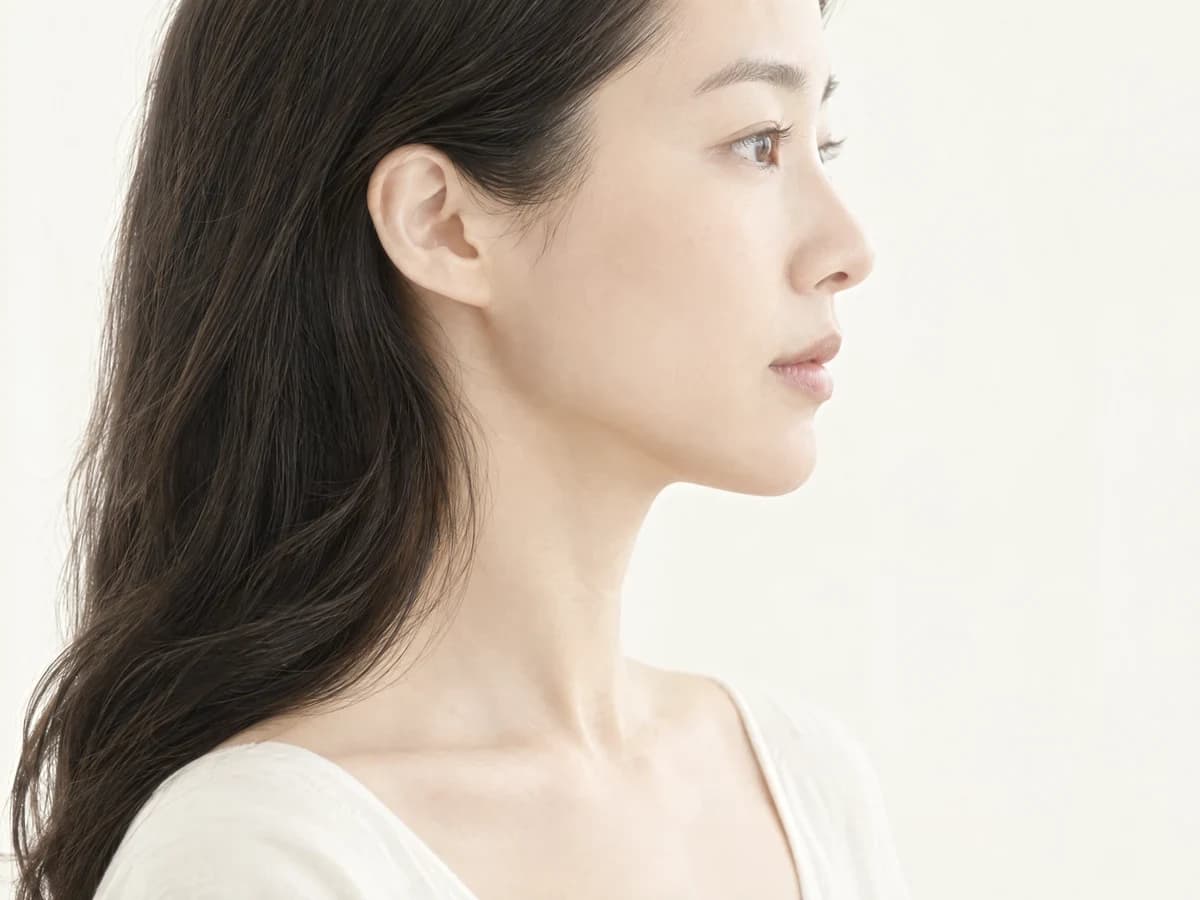 옆에서 본 턱선과 턱 아래 선 사진